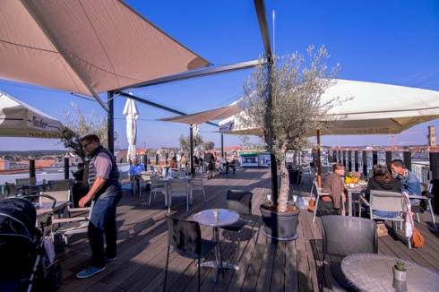 Bei schönem Wetter sollten Sie unbedingt die tolle Terrasse mit Panoramablick besuchen. Bei schönem Wetter sollten Sie unbedingt die tolle Terrasse mit Panoramablick besuchen.