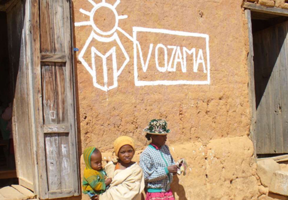 VOZAMA – Die Hilfsorganisation Eingang Schule