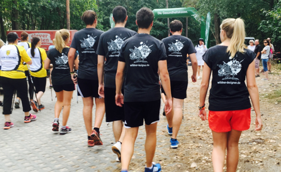 Das Team von Wildner+Designer macht sich auf den Weg zum Start des Fürther Firmenlaufs. T-Shirts von hinten mit der Aufschrift Sau-Fresh