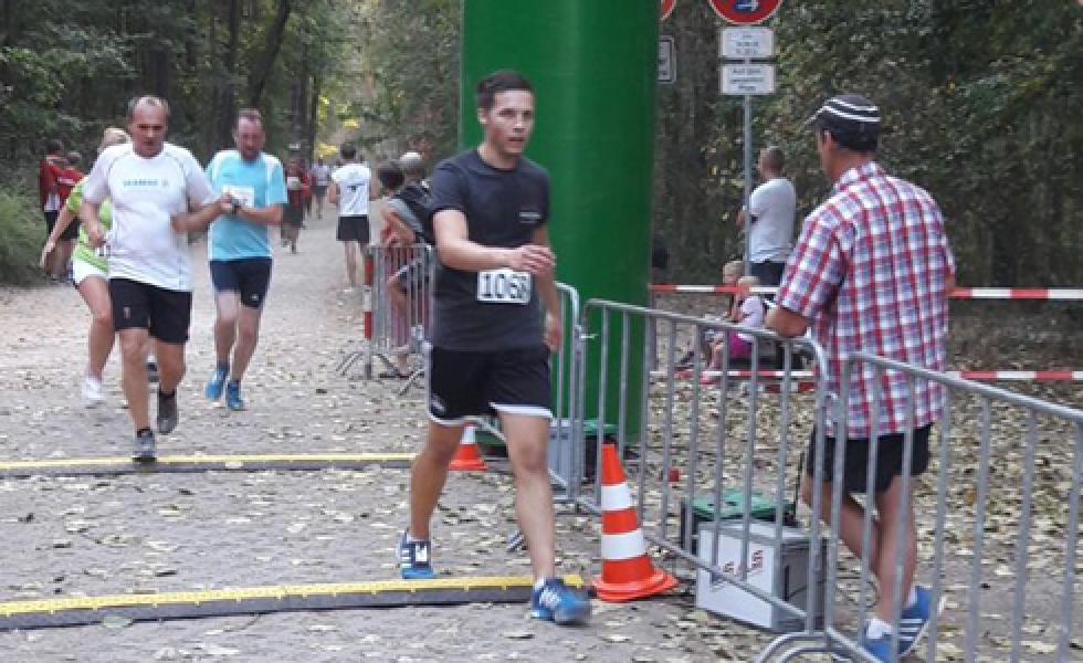 Lars läuft ins Ziel des Fürther Firmenlaufs ein