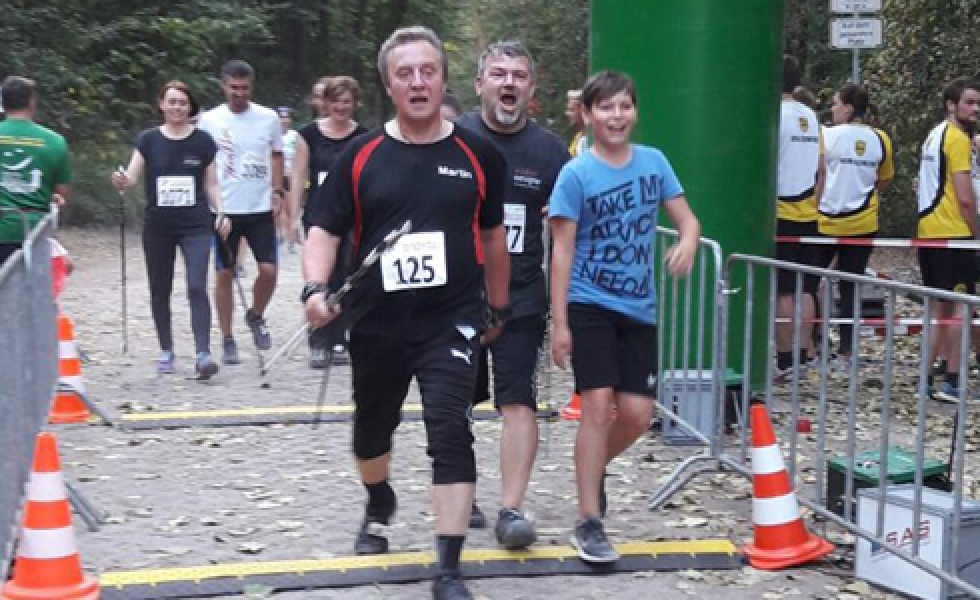 Stefan Wildner läuft ins Ziel des Fürther Firmenlaufs ein