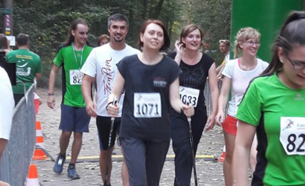 Marina hat das Ziel beim Fürther Firmenlauf mit den Walking-Stöcken erreicht