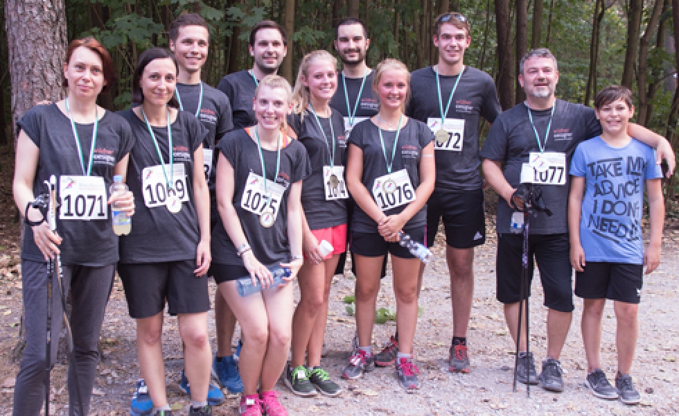 Das Team von Wildner+Designer hat es geschafft. Nach dem Fürther Firmenlauf sind sie noch ganz außer Atem.