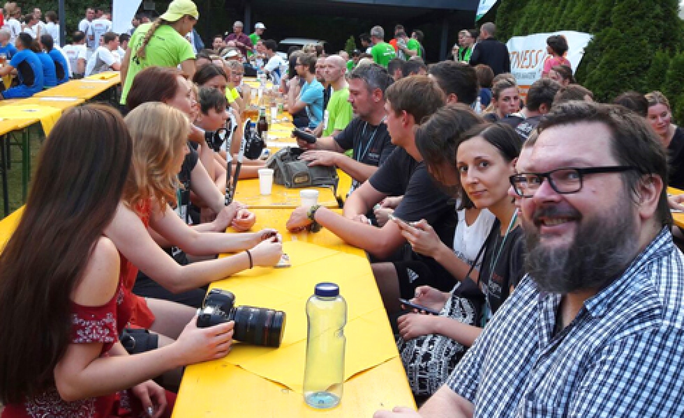 Nach dem Fürther Firmenlauf gibt es für das Team von Wilder+Designer kühle Getränke und Essen. Das Team lässt den Abend gemütlich ausklingen.