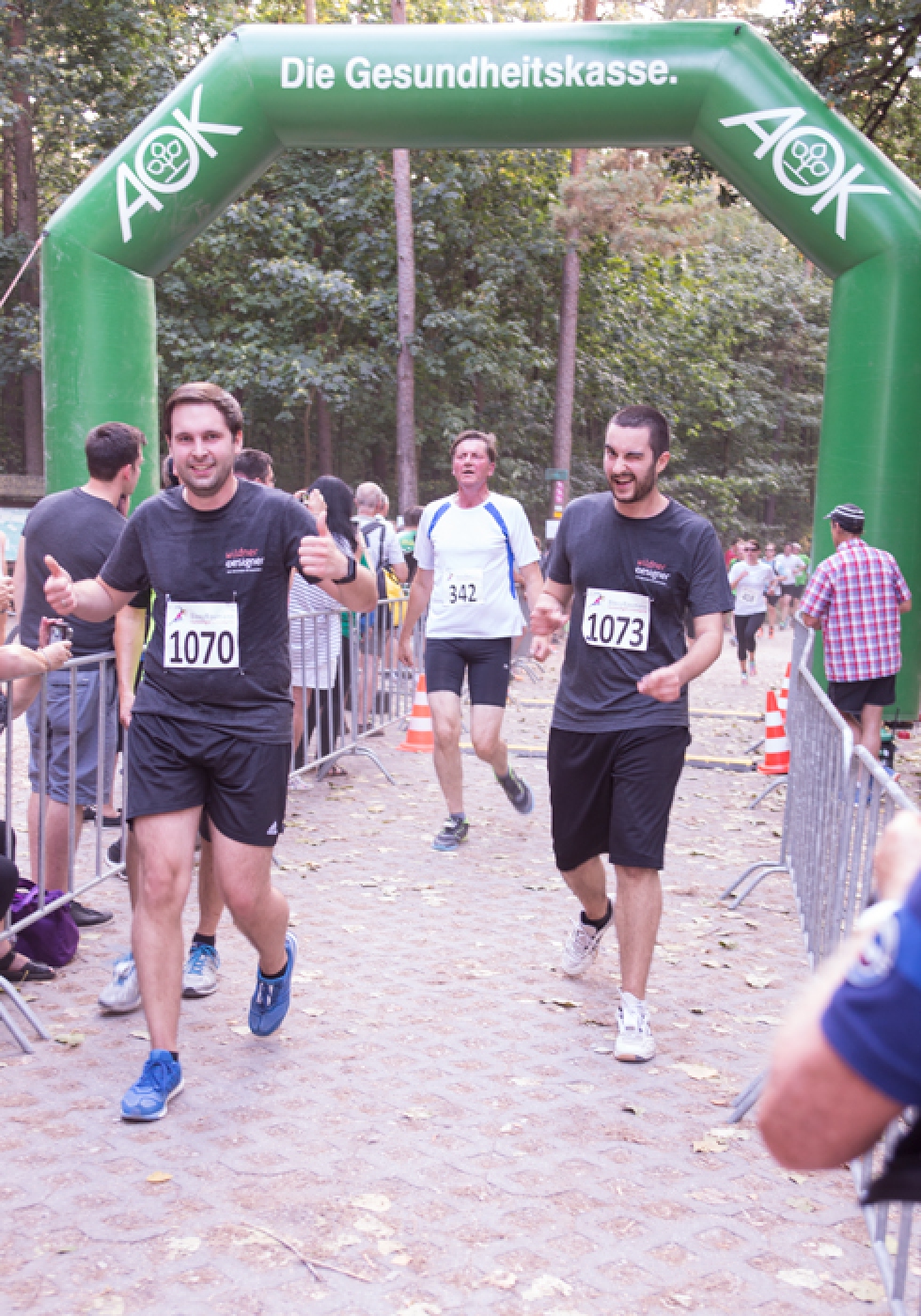 Andy und Sandrino kommen gleichzeitig ins Ziel beim Fürther Firmenlauf.