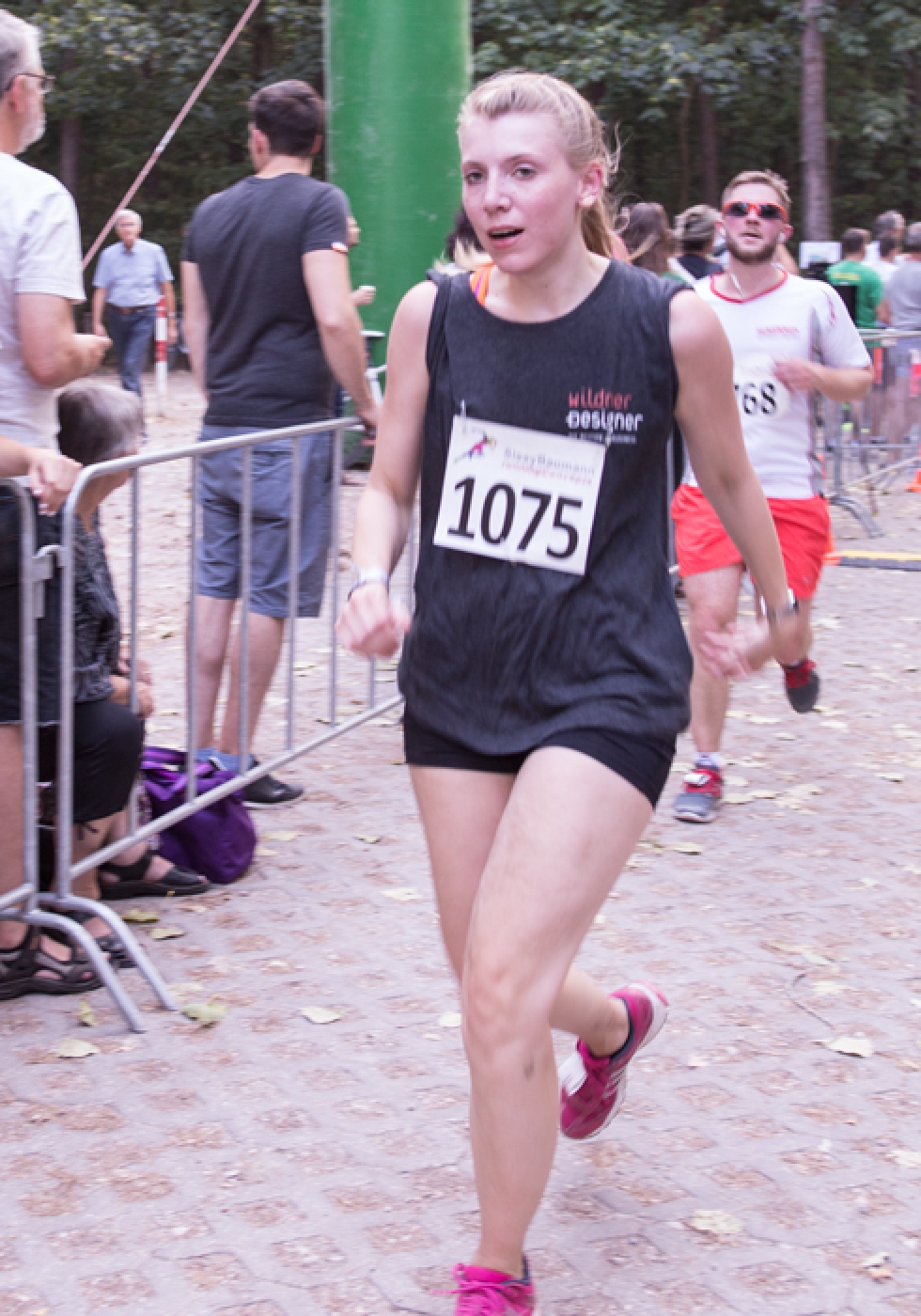 Monika hat das Ziel beim Fürther Firmenlauf erreicht.