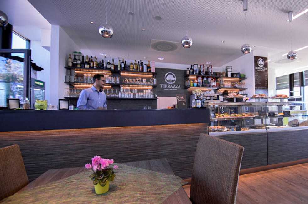 Das Caffe „Terrazza“ bietet Drinks und kleine italienische Köstlichkeiten an. Das Terrazza bietet Drinks und kleine italienische Köstlichkeiten an.