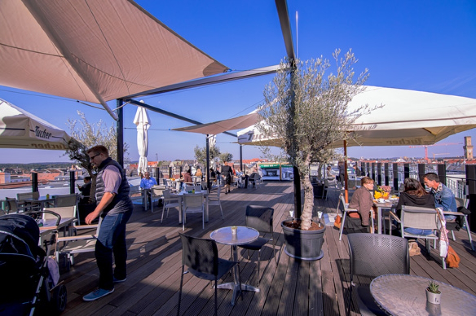 Bei schönem Wetter sollten Sie unbedingt die tolle Terrasse mit Panoramablick besuchen. Bei schönem Wetter sollten Sie unbedingt die tolle Terrasse mit Panoramablick besuchen.