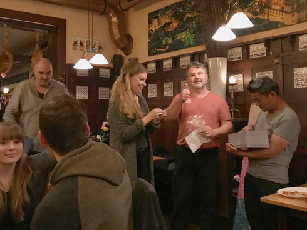 Geschenkübergabe unseres Chefs Stafan Wildner Geschenkübergabe unseres Chefs Stafan Wildner