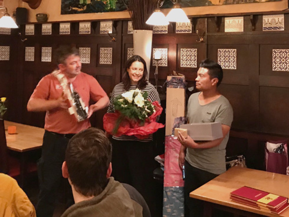 Geschenkübergabe unseres Chefs Stafan Wildner Geschenkübergabe unseres Chefs Stafan Wildner