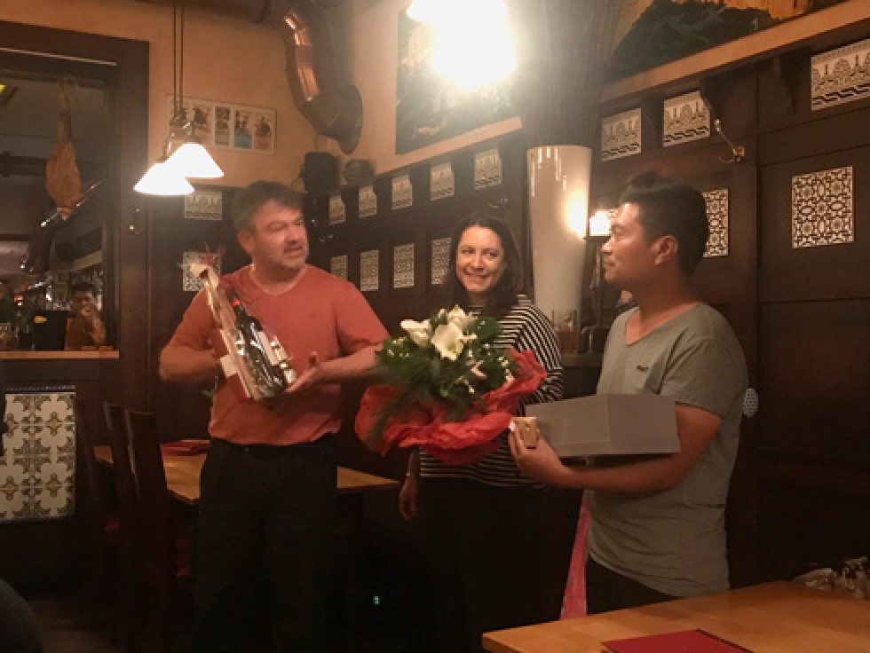 Geschenkübergabe unseres Chefs Stafan Wildner Geschenkübergabe unseres Chefs Stafan Wildner