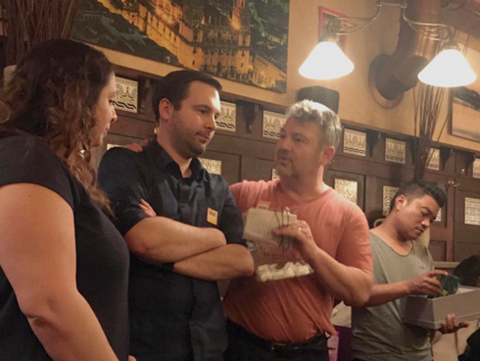 Geschenkübergabe unseres Chefs Stafan Wildner Geschenkübergabe unseres Chefs Stafan Wildner