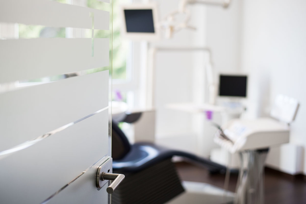 Das Behandlungsspektrum der Praxis umfasst neben der normalen Prophylaxe auch Leistungen wie Implantologie, Kinderzahnheilkunde, Laserbehandlung, Wurzelbehandlung, Parodontologie und Zahnersatz. Das Behandlungsspektrum der Praxis umfasst neben der normalen Prophylaxe auch Leistungen wie Implantologie, Kinderzahnheilkunde, Laserbehandlung, Wurzelbehandlung, Parodontologie und Zahnersatz.