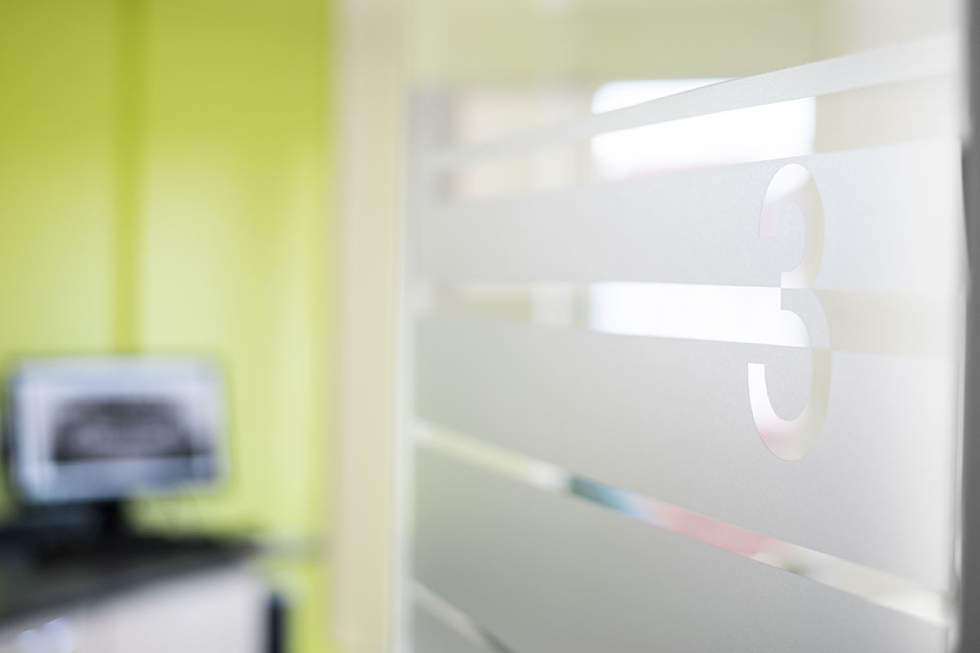 Das Behandlungsspektrum der Praxis umfasst neben der normalen Prophylaxe auch Leistungen wie Implantologie, Kinderzahnheilkunde, Laserbehandlung, Wurzelbehandlung, Parodontologie und Zahnersatz. Das Behandlungsspektrum der Praxis umfasst neben der normalen Prophylaxe auch Leistungen wie Implantologie, Kinderzahnheilkunde, Laserbehandlung, Wurzelbehandlung, Parodontologie und Zahnersatz.