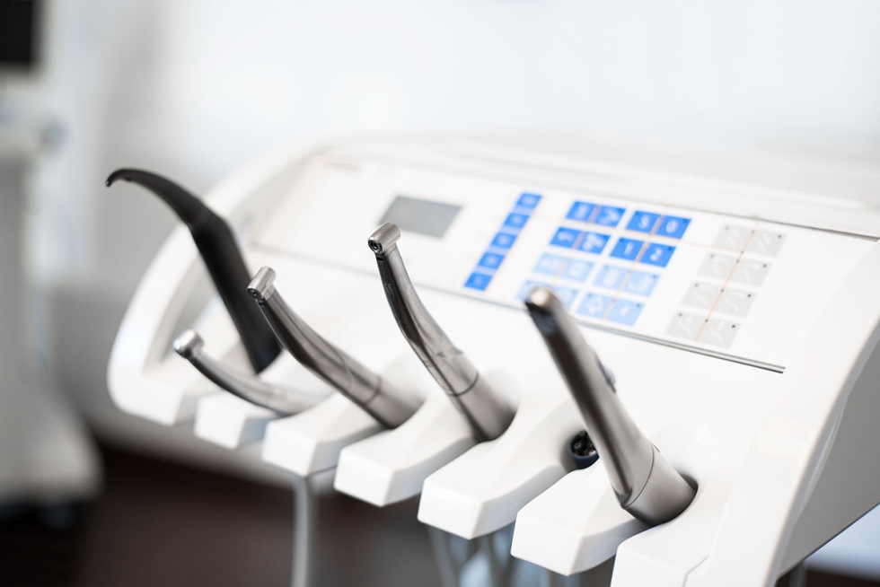 Das Behandlungsspektrum der Praxis umfasst neben der normalen Prophylaxe auch Leistungen wie Implantologie, Kinderzahnheilkunde, Laserbehandlung, Wurzelbehandlung, Parodontologie und Zahnersatz. Das Behandlungsspektrum der Praxis umfasst neben der normalen Prophylaxe auch Leistungen wie Implantologie, Kinderzahnheilkunde, Laserbehandlung, Wurzelbehandlung, Parodontologie und Zahnersatz.