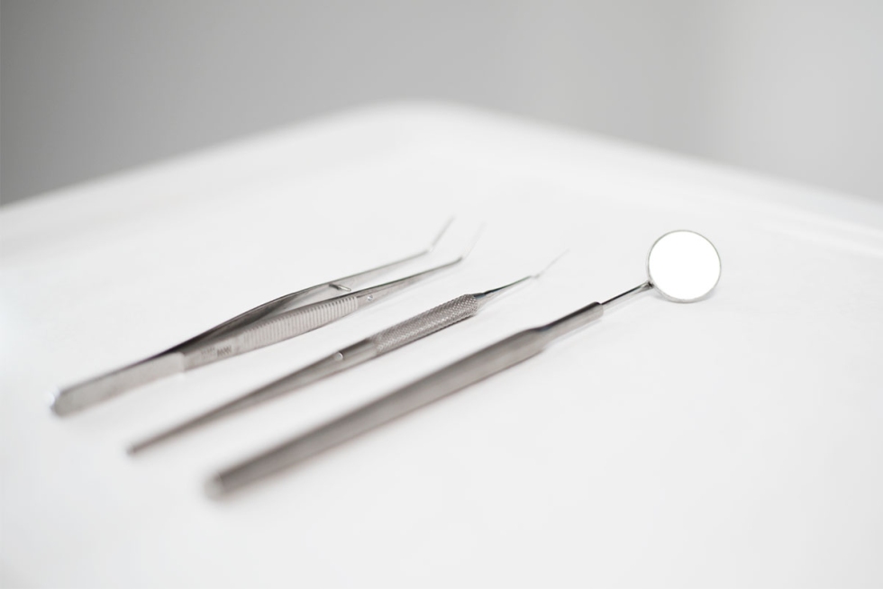 Das Behandlungsspektrum der Praxis umfasst neben der normalen Prophylaxe auch Leistungen wie Implantologie, Kinderzahnheilkunde, Laserbehandlung, Wurzelbehandlung, Parodontologie und Zahnersatz. Das Behandlungsspektrum der Praxis umfasst neben der normalen Prophylaxe auch Leistungen wie Implantologie, Kinderzahnheilkunde, Laserbehandlung, Wurzelbehandlung, Parodontologie und Zahnersatz.