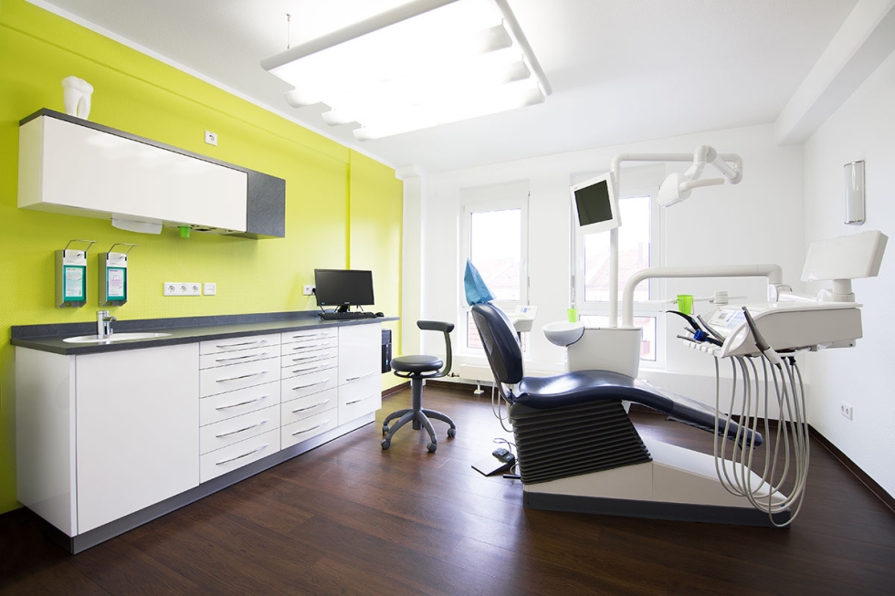 Bilder von Eingangsbereich, Wartezimmer und Behandlungsräumen Bilder von Eingangsbereich, Wartezimmer und Behandlungsräumen