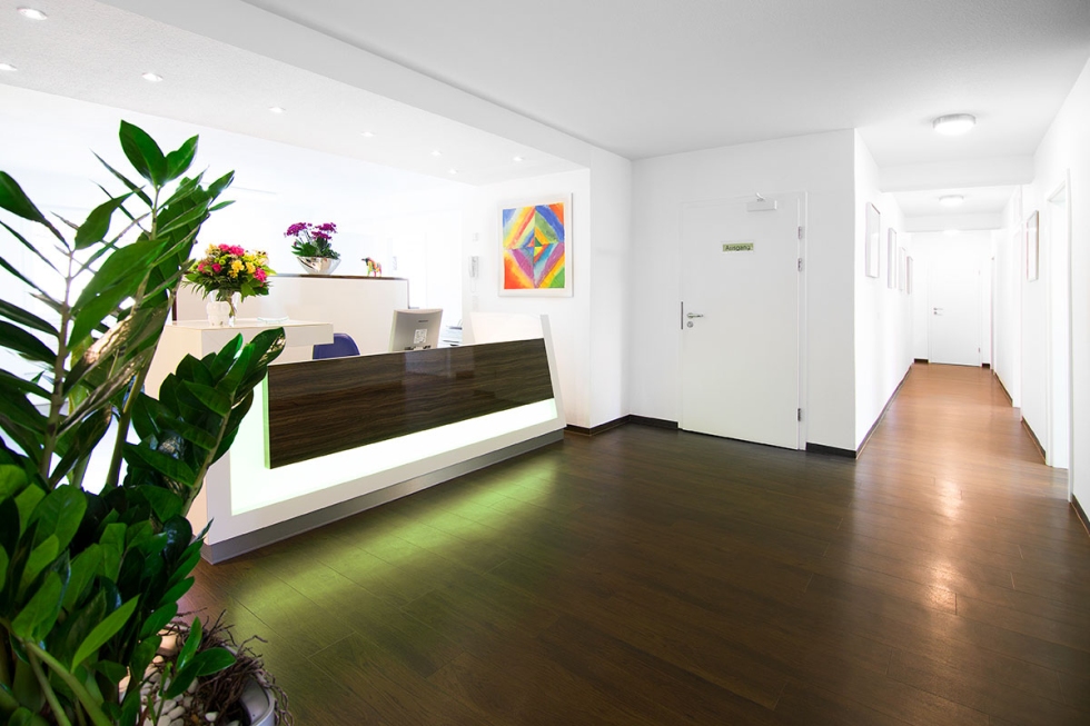 Bilder von Eingangsbereich, Wartezimmer und Behandlungsräumen Bilder von Eingangsbereich, Wartezimmer und Behandlungsräumen