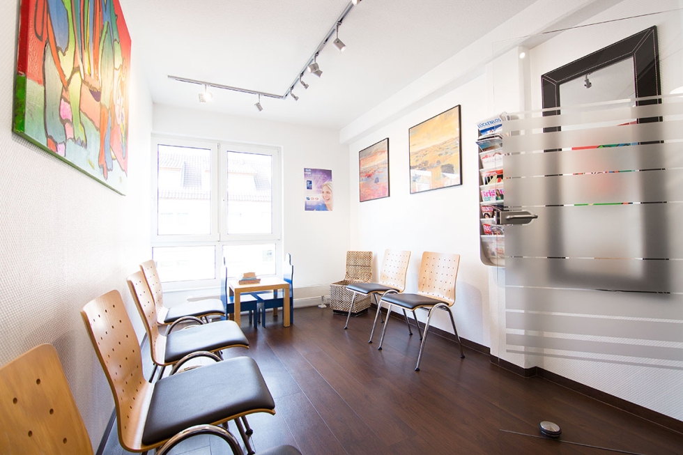 Bilder von Eingangsbereich, Wartezimmer und Behandlungsräumen Bilder von Eingangsbereich, Wartezimmer und Behandlungsräumen