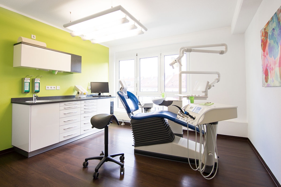 Bilder von Eingangsbereich, Wartezimmer und Behandlungsräumen Bilder von Eingangsbereich, Wartezimmer und Behandlungsräumen