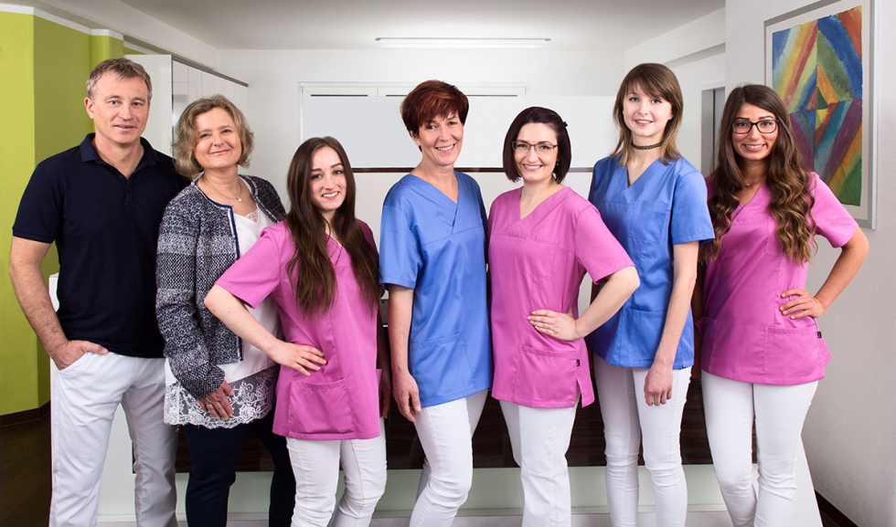 Dr. Thomas Schels und sein Praxisteam Dr. Thomas Schels und sein Praxisteam