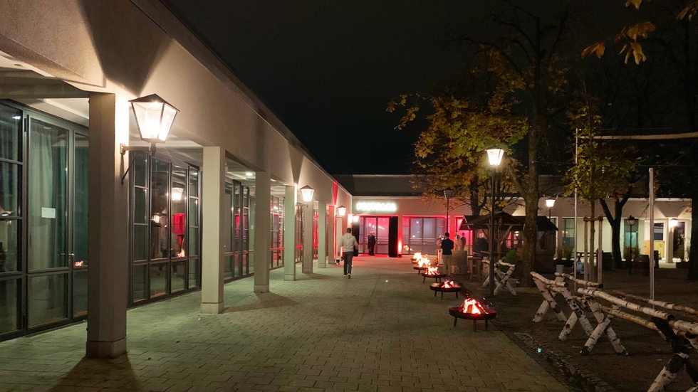 Stimmungsvoll beleuchteter Eingangsbereich zum Foyer Stimmungsvoll beleuchteter Eingangsbereich zum Foyer