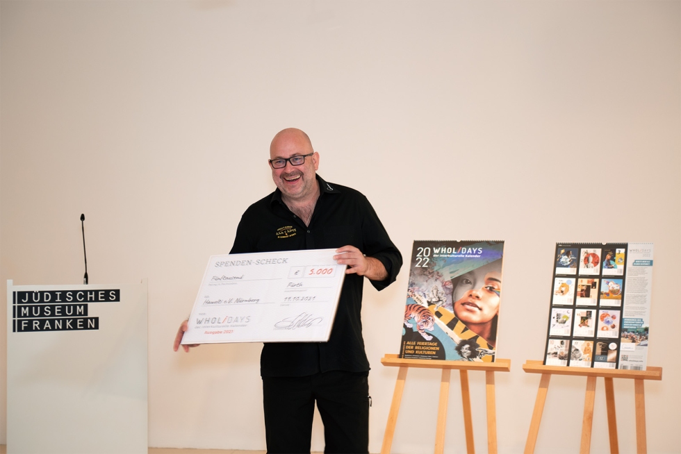 Marcel Heuer (Vorsitzender Hawelti e.V.) mit Spendenscheck Marcel Heuer (Vorsitzender Hawelti e.V.) mit Spendenscheck