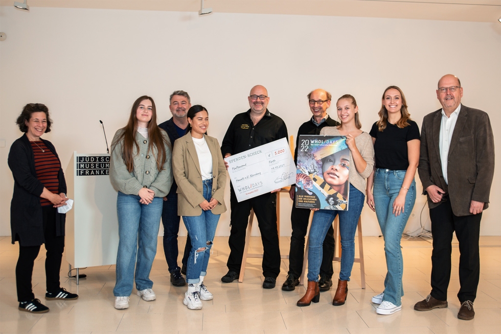 von links nach rechts: Spenscheckübergabe mit Daniela F. Eisenstein (vom jüdischen Museum Franken), Lara Heltmann (Studentin der Akademie Faber-Castell), Stefan Wildner (Projektleiter, Geschäftsführer Wildner+Designer GmbH), Priscilla Groß (Studentin der Akademie Faber-Castell), Marcel Heuer (Vorsitzender Hawelti e.V.), Gerald Schembs (Geschäftsführer Druckerei Schembs GmbH), Pia Feldmayer (Studentin der Akademie Faber-Castell), Franziska Scherm (Studentin der Akademie Faber-Castell), Professor Uli Rothfuss (Geschäftsführer und Rektor  der Akademie Faber-Castell)