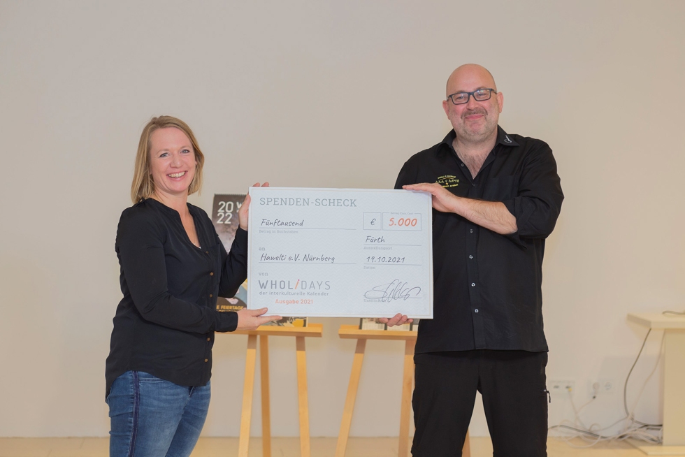 von links nach rechts: Nina Rüdiger (Projektbetreuung bei Wildner+Designer GmbH) und Marcel Heuer (Vorsitzender Hawelti e.V.) mit Spendenscheck von links nach rechts: Nina Rüdiger (Projektbetreuung bei Wildner+Designer GmbH) und Marcel Heuer (Vorsitzender Hawelti e.V.) mit Spendenscheck