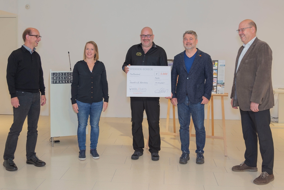 von links nach rechts: Gerald Schembs (Geschäftsführer Druckerei Schembs GmbH), Nina Rüdiger (Projektbetreuung bei Wildner+Designer GmbH), Marcel Heuer (Vorsitzender Hawelti e.V.) mit Spendenscheck, Stefan Wildner (Projektleiter, Geschäftsführer Wildner+Designer GmbH), Professor Uli Rothfuss (Geschäftsführer und Rektor  der Akademie Faber-Castell) von links nach rechts: Gerald Schembs (Geschäftsführer Druckerei Schembs GmbH), Nina Rüdiger (Projektbetreuung bei Wildner+Designer GmbH), Marcel Heuer (Vorsitzender Hawelti e.V.) mit Spendenscheck, Stefan Wildner (Projektleiter, Geschäftsführer Wildner+Designer GmbH), Professor Uli Rothfuss (Geschäftsführer und Rektor  der Akademie Faber-Castell)