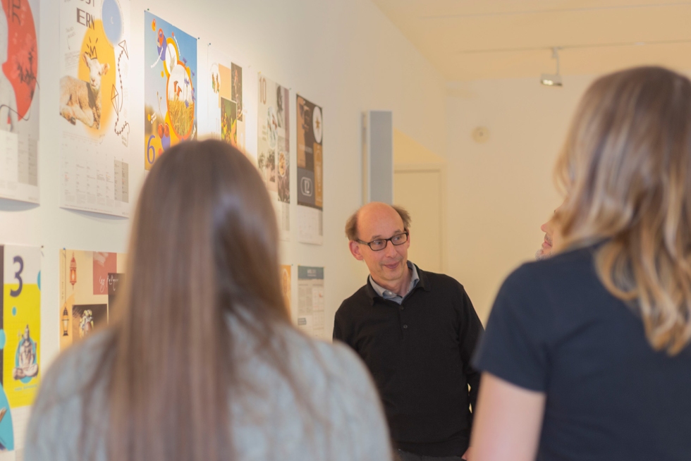 Gerald Schembs (Geschäftsführer Druckerei Schembs GmbH) stellt Papier und Druck des neuen wholidays Kalenders 2022 vor Gerald Schembs (Geschäftsführer Druckerei Schembs GmbH) stellt Papier und Druck des neuen wholidays Kalenders 2022 vor