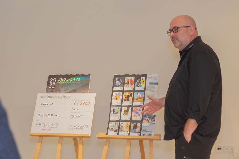 Marcel Heuer (Vorsitzender Hawelti e.V.) mit Spendenscheck Marcel Heuer (Vorsitzender Hawelti e.V.) mit Spendenscheck