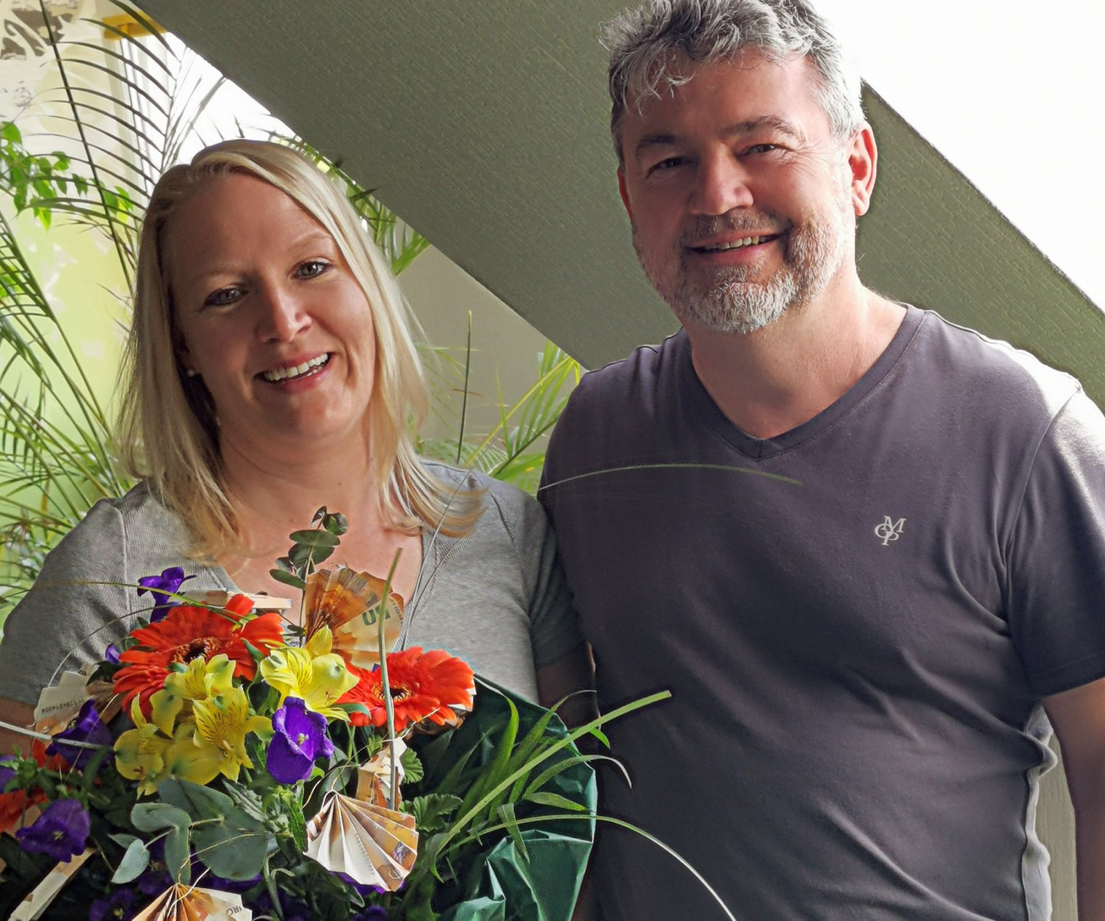 Anne Langner mit Stefan Wildner und dem kleinen Dankeschön