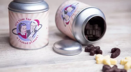 Weihnachtskarte und Schokolade in der Geschenkdose