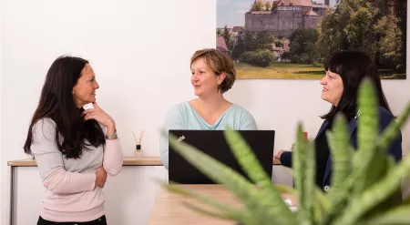 Fotoshooting in der Kanzlei mit dem verjüngten Team