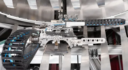 Dokumentarische Bilder von tech­ni­schen Anla­gen und Equipment