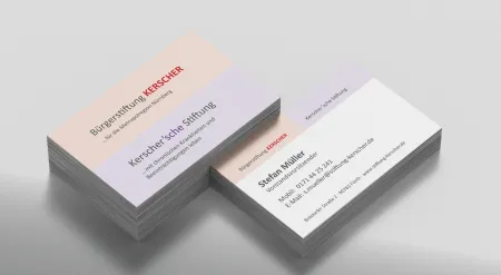 Visitenkarten und Roll-Ups mit Bot­schaf­ten zum Engagement