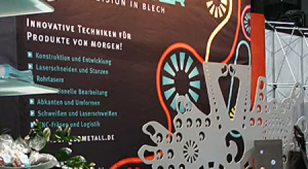 Blickfang-Objekt und Display zur Dialogmesse b2d