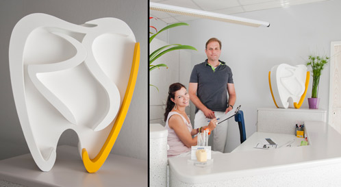 Das Bildzeichen kann nun auch als 3D-Druck im Eingangsbereich der Praxis bestaunt werden. Das Bildzeichen kann nun auch als 3D-Druck im Eingangsbereich der Praxis bestaunt werden.