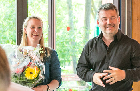 Maike bei der Blumenübergabe und Ehrung durch Stefan Maike bei der Blumenübergabe und Ehrung durch Stefan