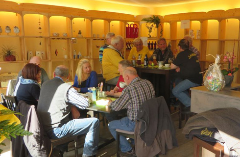 Die gemütliche, gut besuchte Bar mit den ersten Gästen am Eröffnungstag. Die gemütliche, gut besuchte Bar mit den ersten Gästen am Eröffnungstag.