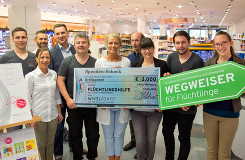 Übergabe des Spendenschecks und des Wegweisers Übergabe des Spendenschecks und des Wegweisers