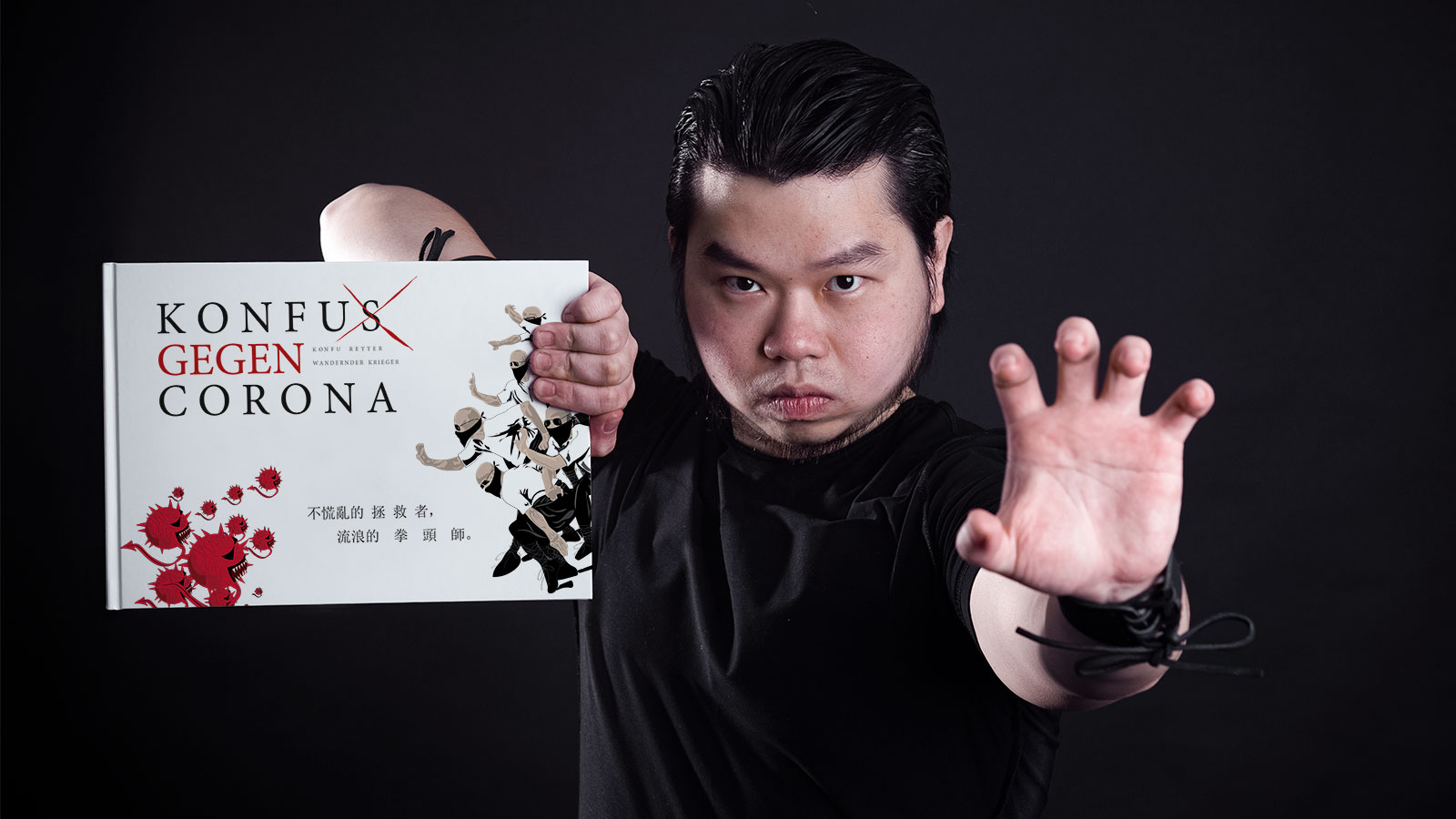 Chun Wei Liu mit seinem Bilderbuch KONFU(S) GEGEN COEONA