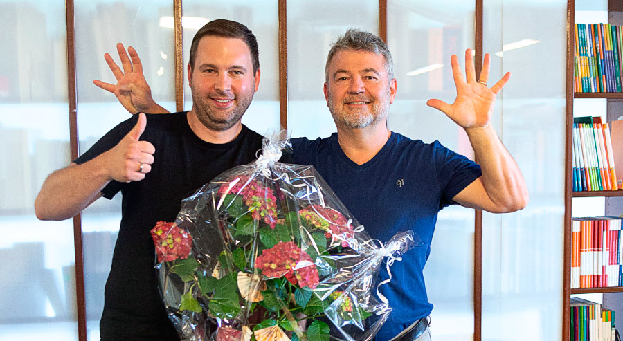 Andreas Dorschner bei der Gratulation zum 10-jährigen Jubiläum durch Stefan Wildner